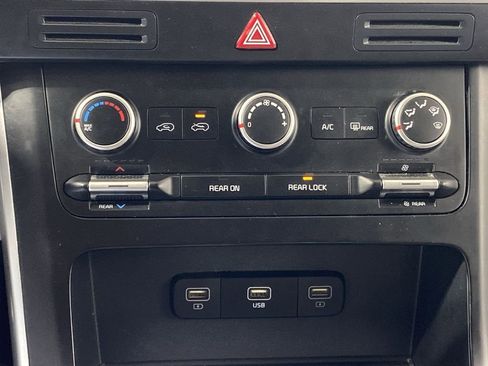 Used 2024 Kia Carnival LX FWD image 16
