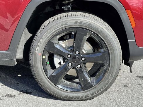 New 2025 Jeep Grand Cherokee Altitude image 12