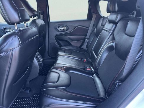 Used 2019 Jeep Cherokee Trailhawk w/ Cold Weather Group AWD/4WD image 11