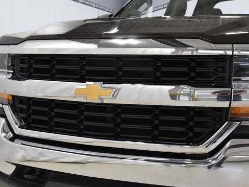 Used 2018 Chevrolet Silverado 1500 LT w/ All Star Edition image 31