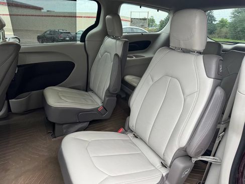 Used 2018 Chrysler Pacifica Touring-L Plus w/ Advanced Safetytec Group FWD image 5