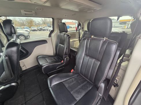 Used 2016 Chrysler Town & Country Touring image 13