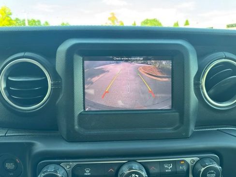 Used 2018 Jeep Wrangler Unlimited Sahara AWD/4WD image 13