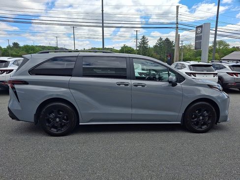 Used 2026 Toyota Sienna XLE Woodland Edition AWD/4WD image 9