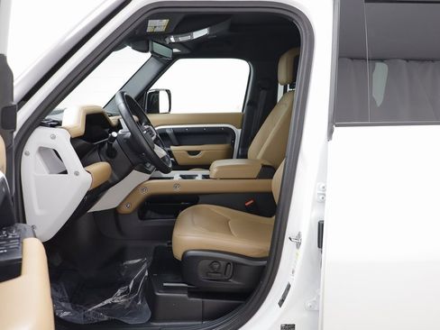 Used 2025 Land Rover Defender 110 X-Dynamic SE image 5