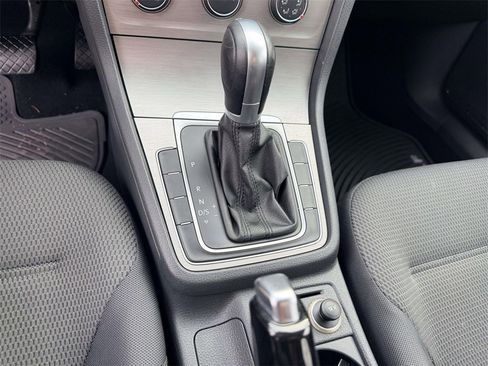 Used 2016 Volkswagen Golf S image 6