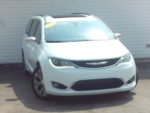 Used 2019 Chrysler Pacifica Limited w/ Tire & Wheel Group FWD image 1