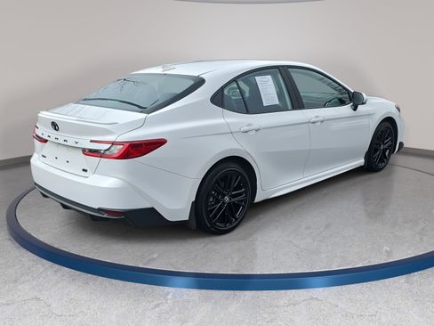 Used 2025 Toyota Camry SE image 5