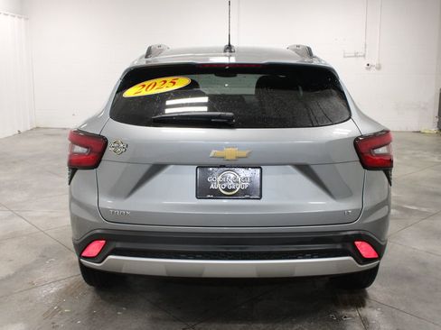 Used 2025 Chevrolet Trax LT w/ LT Convenience Package image 8