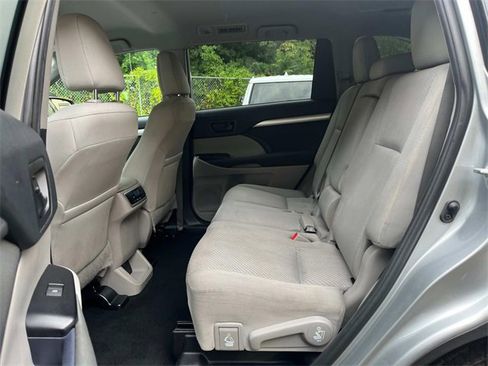 Used 2019 Toyota Highlander LE image 25