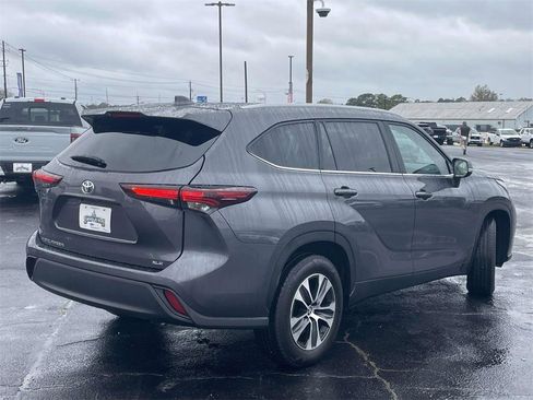 Used 2024 Toyota Highlander XLE image 3