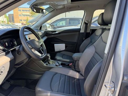 Certified 2022 Volkswagen Taos SEL AWD/4WD image 18