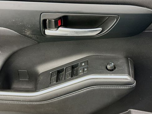 Used 2022 Toyota Highlander XLE image 15