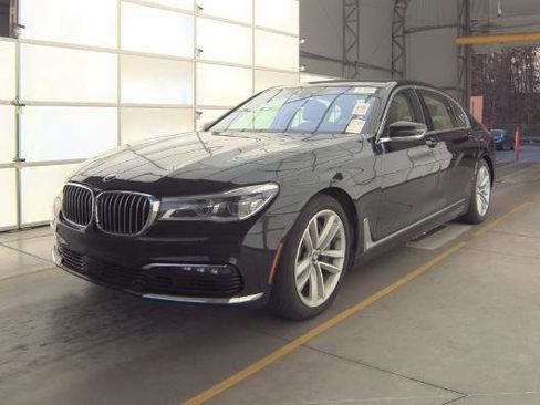 Used 2017 BMW 750i image 1
