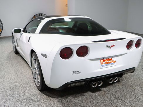 Used 2009 Chevrolet Corvette Coupe w/ Z51 Performance Package RWD image 9