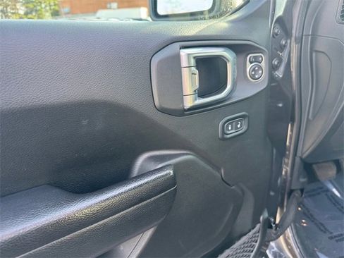 Used 2023 Jeep Gladiator Rubicon w/ Cold Weather Group image 11