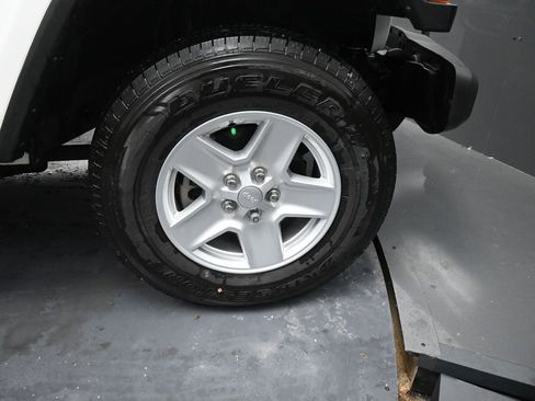 Used 2022 Jeep Gladiator Sport image 18