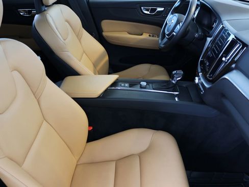 Used 2018 Volvo XC60 T6 Momentum w/ Vision Package image 42