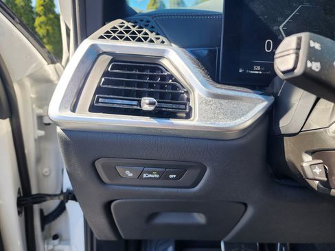 Used 2025 BMW X5 sDrive40i w/ M Sport Package image 29