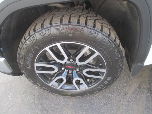 Used 2023 GMC Sierra 1500 SLE image 12