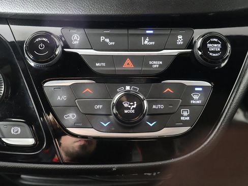 Used 2025 Chrysler Pacifica Select image 46