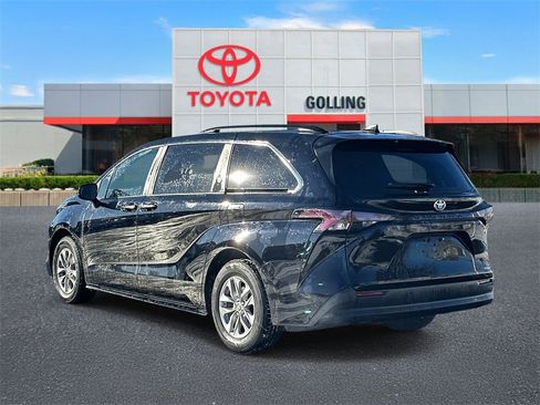 Used 2024 Toyota Sienna XLE image 4