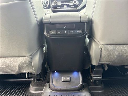 Used 2023 Toyota Highlander XLE FWD image 22