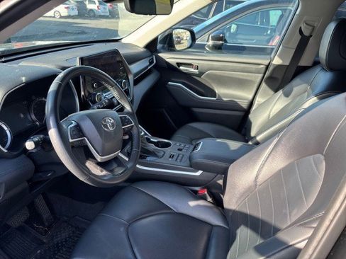 Used 2023 Toyota Highlander XLE image 4
