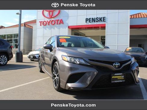 Used 2020 Toyota Camry SE FWD image 1