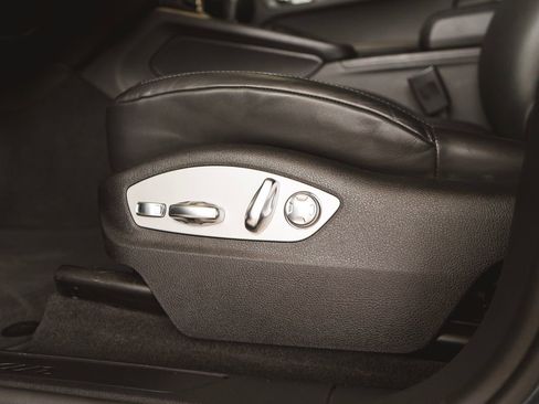 Used 2025 Porsche Macan image 31