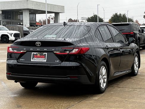 Used 2025 Toyota Camry LE image 4