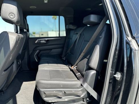 Used 2025 Chevrolet Suburban Z71 AWD/4WD image 4