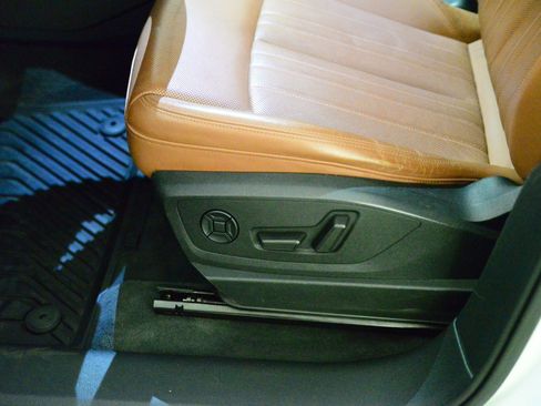 Used 2019 Audi e-tron Premium Plus image 26