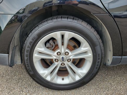 Used 2016 Ford Taurus SE image 23