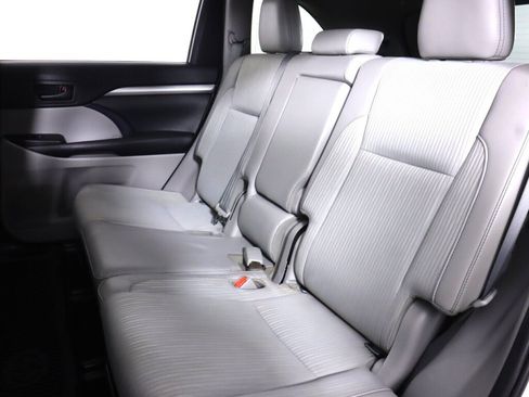 Used 2019 Toyota Highlander Plus AWD/4WD image 32