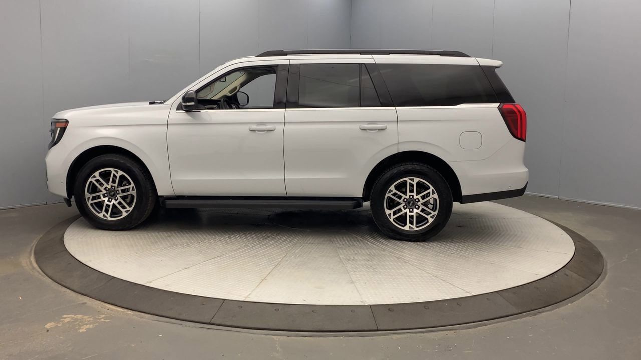 Used 2025 Ford Expedition Active AWD/4WD image 2