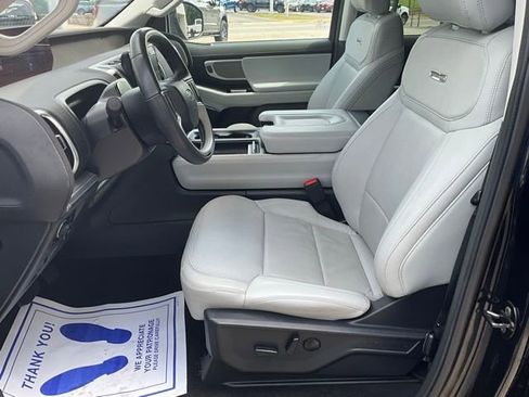 Used 2025 Ford Expedition Platinum w/ Driver's Package AWD/4WD image 5