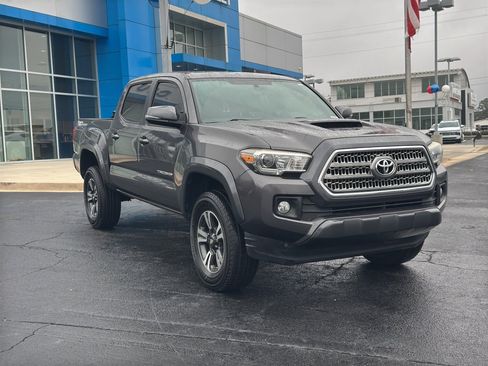 Used 2017 Toyota Tacoma TRD Sport image 4