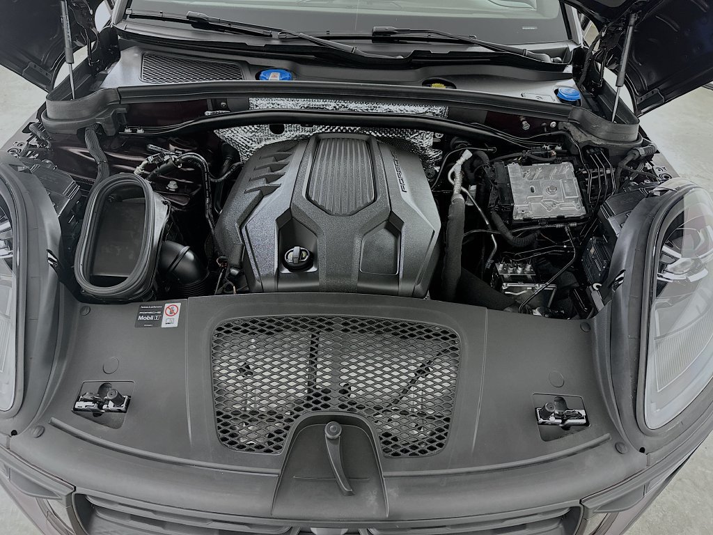 Certified 2026 Porsche Macan Turbo AWD/4WD image 31