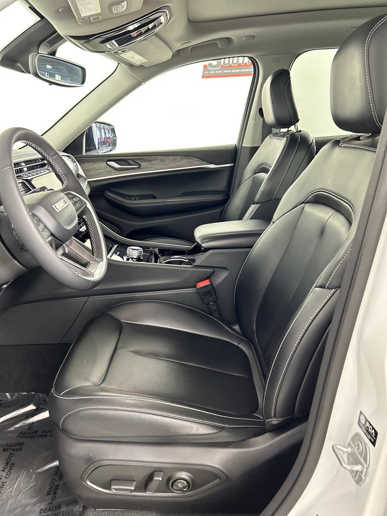 Used 2023 Jeep Grand Cherokee Limited AWD/4WD image 12