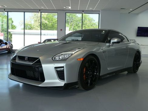 Used 2023 Nissan GT-R Premium w/ Floor Mat Package AWD/4WD image 3