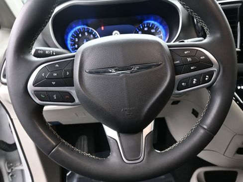 Used 2022 Chrysler Pacifica Touring-L image 19