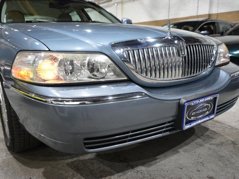 Used 2004 Lincoln Town Car Ultimate image 4
