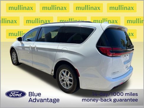 Used 2022 Chrysler Pacifica Touring-L FWD image 3
