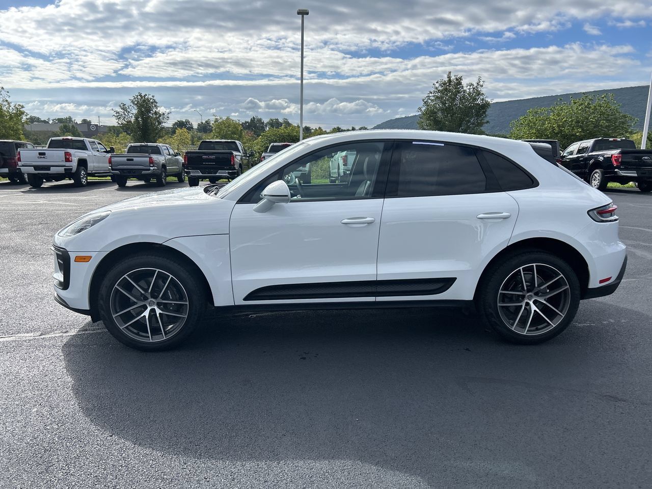 Used 2025 Porsche Macan AWD/4WD image 4