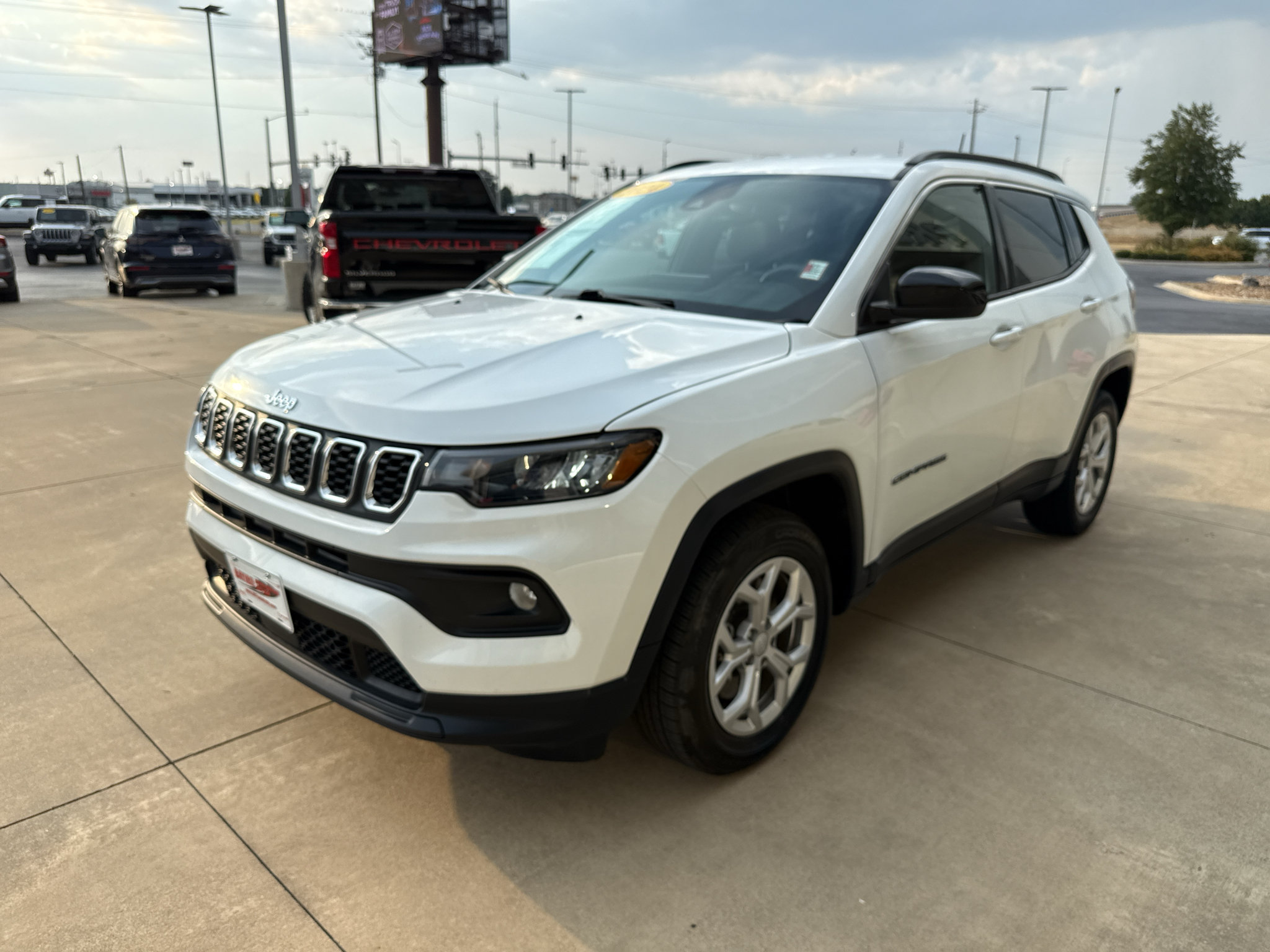 Used 2024 Jeep Compass Latitude AWD/4WD image 3