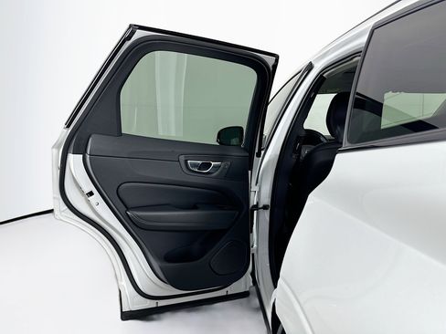 Used 2025 Volvo XC60 B5 Core image 27