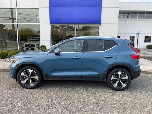 Used 2025 Volvo XC40 B5 Plus AWD/4WD image 2