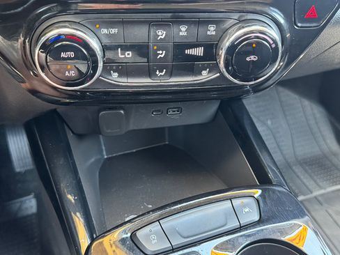 Used 2024 Chevrolet Trax LT w/ LT Convenience Package FWD image 18