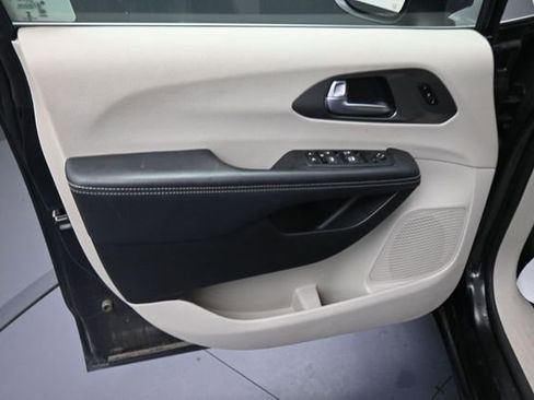 Used 2023 Chrysler Pacifica Touring-L FWD image 25